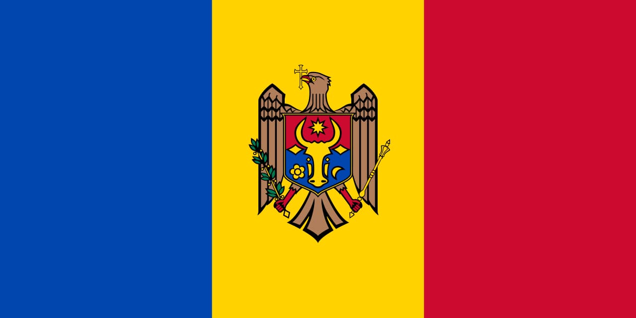 Drapelul de stat al Republicii Moldova — tricolor albastru, galben, roșu cu stema centrală