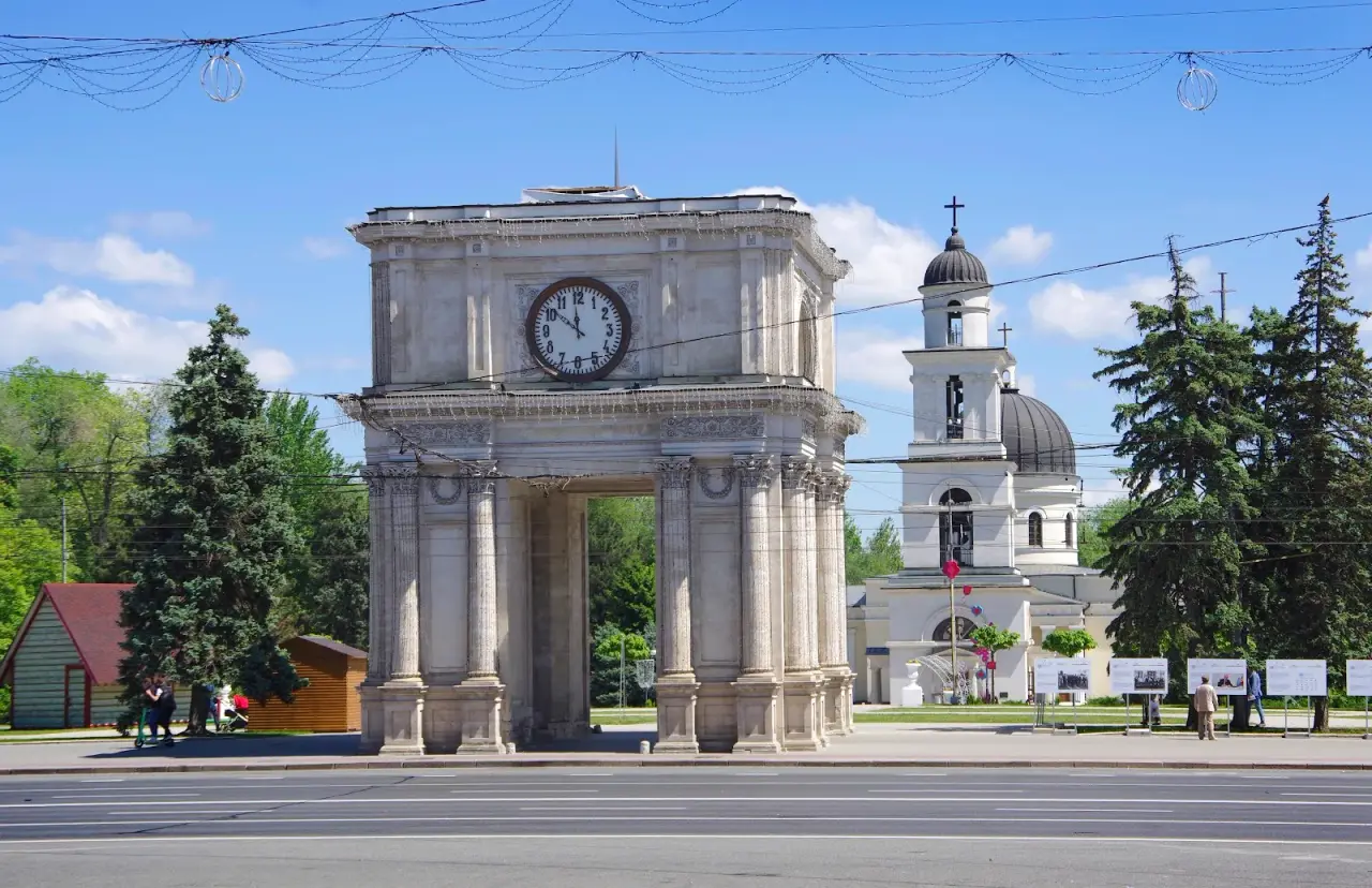 Arcul de Triumf (Triumphal Arch)