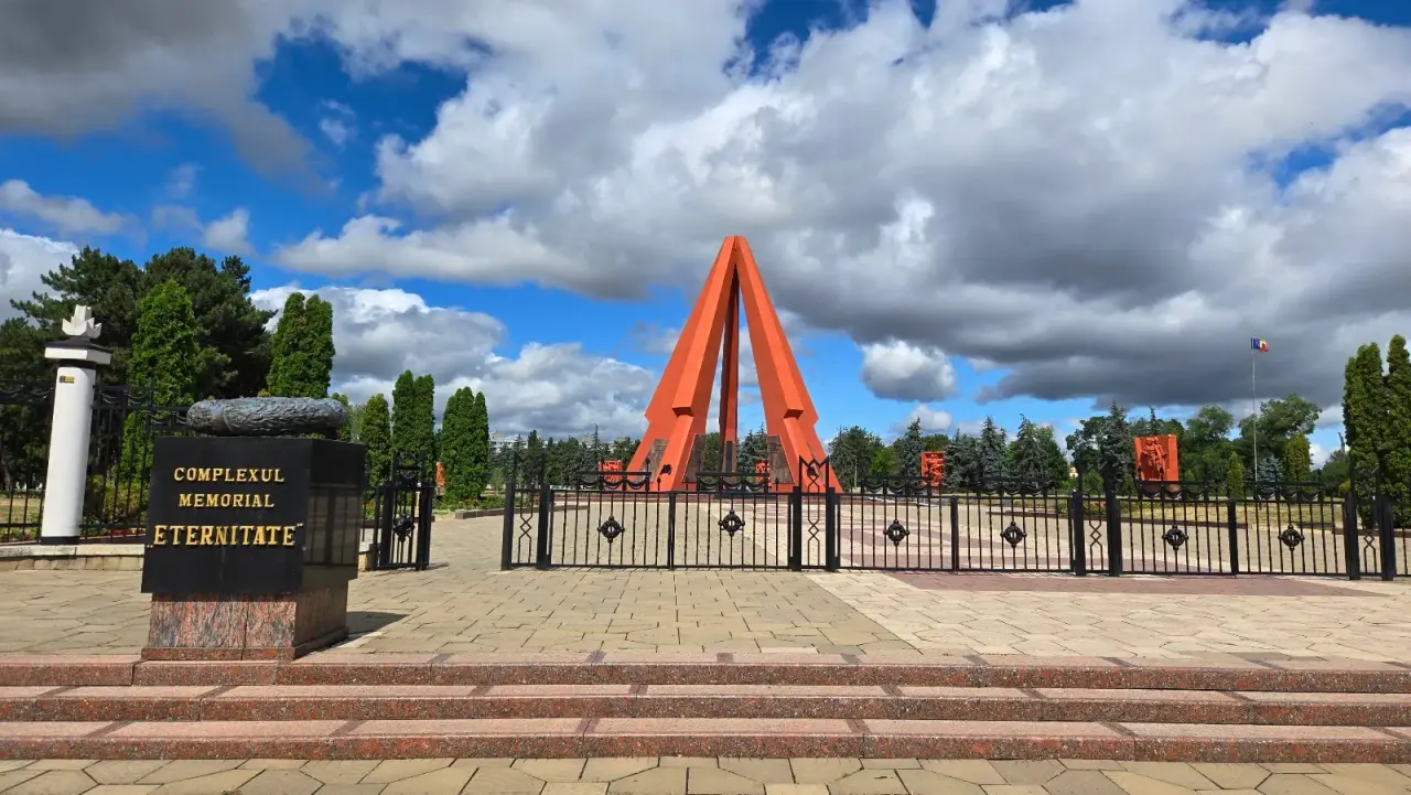 Complexul Memorial „Eternitate” — fotografie 1