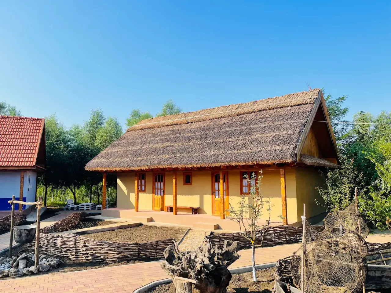 Eco-Village Valeni