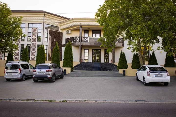 Giowine Hotel & Restaurant