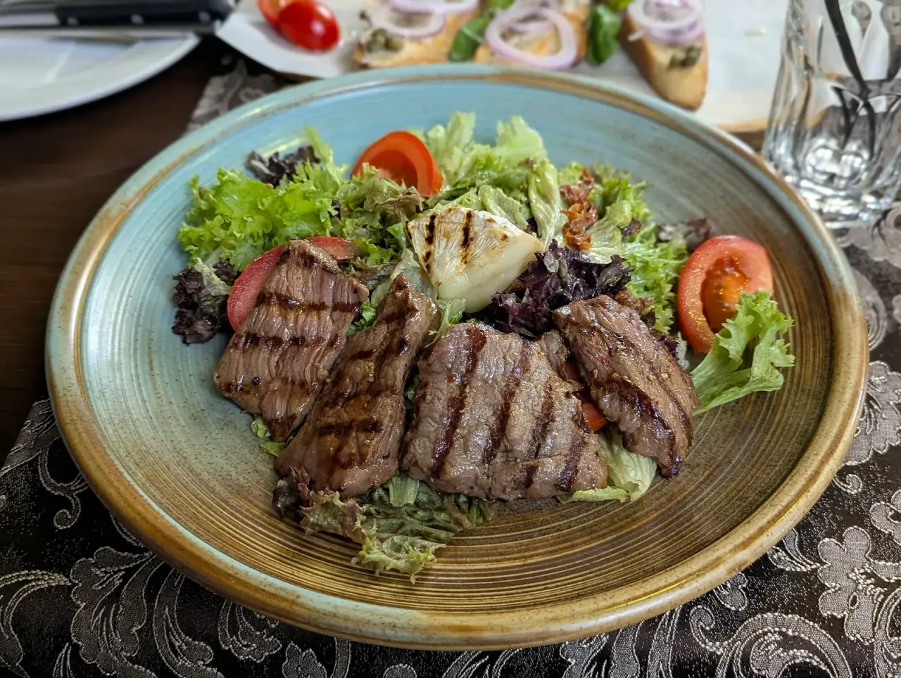 Maximilian Pub & Grill